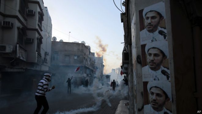 شهدت البحرين منذ أيام مظاهرات رفع متظاهرون خلالها أعلام البحرين. وتنتشر في الشوارع صور على سالمان، الزعيم الشيعي المعارض، الذي يحاكم بتهمة التحريض على قلب نظام الحكم.