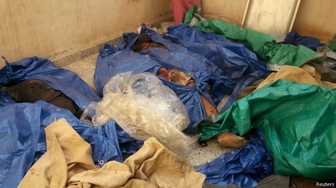 جثث قتلى نقلوا إلى مستشفى حرض، شمال غرب اليمن، بعدما قتلتهم غارة قوية أصابت مخيما للاجئين.