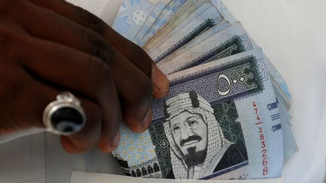 أعلنت السعودية الشهر الماضي عن خطة تقشف واسعة تشمل تقليل مرتبات الوزراء وموظفين حكوميين والميزات المخصصة لهم.