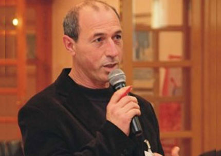 الصحفي الفلسطيني عمر نزال