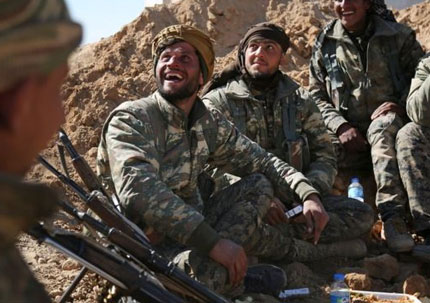 جنود من قوات سوريا الديمقراطية في استراحة خلال هجوم على تنظيم الدولة الإسلامية قرب دير الزور