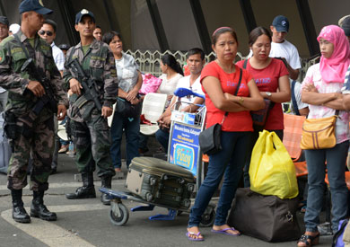 اقارب ركاب ينتظرون اى معلومة عن الطائرة المفقودة