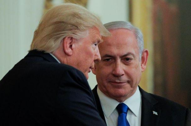 رئيس وزراء إسرائيل بنيامين نتنياهو ودونالد ترامب في البيت الأبيض . تصوير: برندان ماكدرميد - رويترز