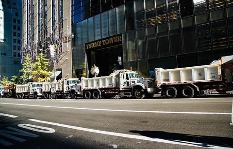 شاحنات محملة بالرمال حول "ترامب تاور" مكان تواجد المرشح الجمهوري