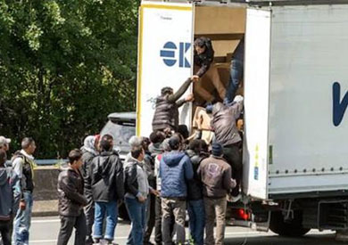 العثور على 14 مهاجرًا بينهم أطفال أحياء بشاحنة تبريد