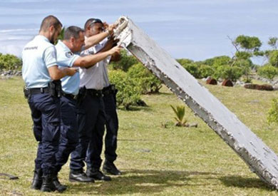 يسعى الخبراء الى التأكد من أن الحطام يعود للرحلة المنكوبة