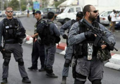 صادر الجنود الإسرائيليون جميع الأجهزة داخل إذاعة الخليل الفلسطينية