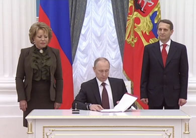 الرئيس الروسي، فلاديمير بوتين يوقع قانونا يستكمل ضم القرم إلى روسيا