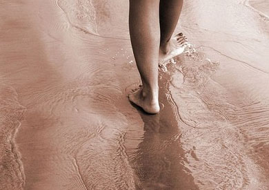 التنقل والمشى بدون حذاء له العديد من الفوائد فهو يدعم الارتكاز