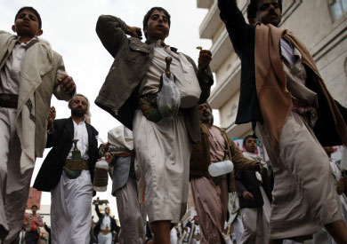 خرج مؤيدون للحوثيين في مسيرة في صنعاء الجمعة