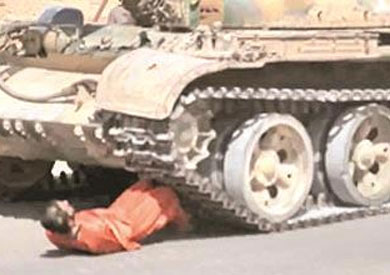 «داعش» يقتل عسكريًا سوريًا دهسًا بدبابة