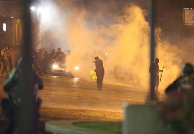 الشرطة الأمريكية تطلق قنابل الغاز على المتظاهرين