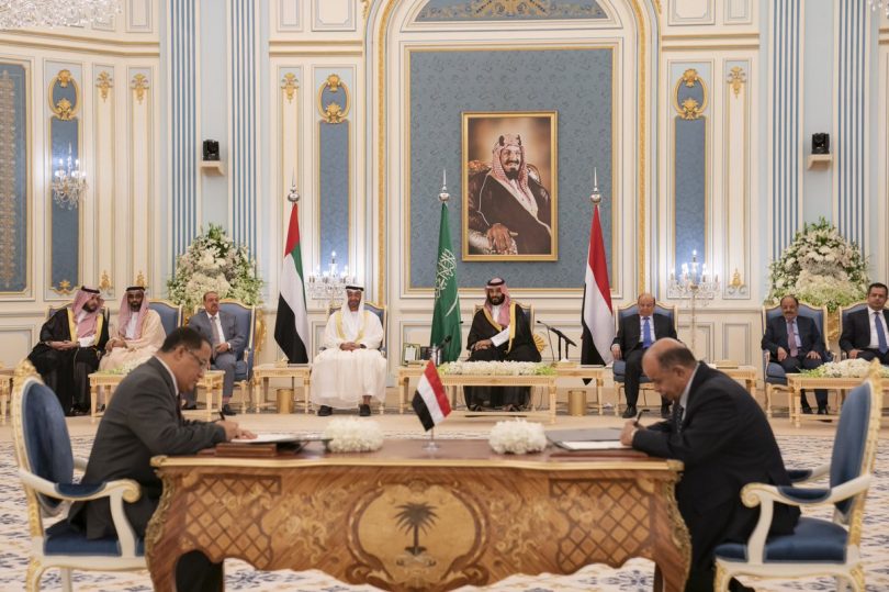 الحكومة اليمنية والمجلس الانتقالي الجنوبي يوقعان على اتفاق الرياض