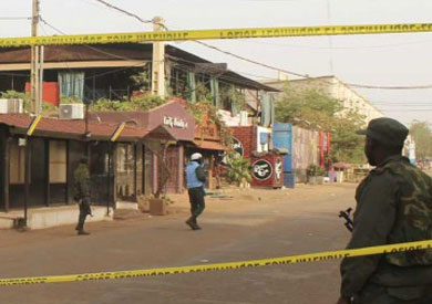 مسلحان يحتجزان 170 رهينة في فندق راديسون في باماكو