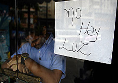 توقفت حركة المواصلات واغلقت المحال ابوابها بسبب انقطاع التيار الكهربائي