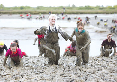 مشاركون في سباق الطين الذي أقيم بمدينة مالدون شرق بريطانيا علي ضفاف نهر "بلاك ووتر". أ ف ب