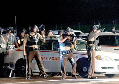 الشرطة الامريكية تحاول فض الاحتجاجات  - أ ف ب