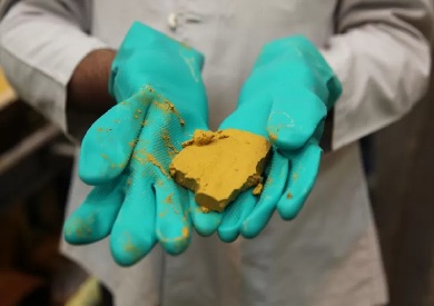 إنتاج الكعكة الصفراء مرحلة تسبق عملية تخصيب اليورانيوم والصورة لكعكة صفراء يتم إنتاجها داخل منشأة نووية هندية