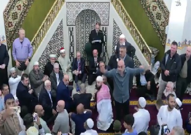 محتجون يقاطعون ألبانيزي في أكبر مسجد بأستراليا