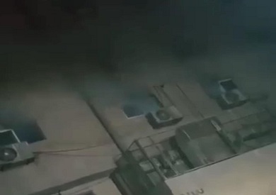 الدخان يتصاعد من داخل الفندق