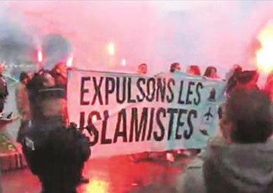 أرشيفية لتظاهرة معادية للإسلام في فرنسا- أ.ف.ب