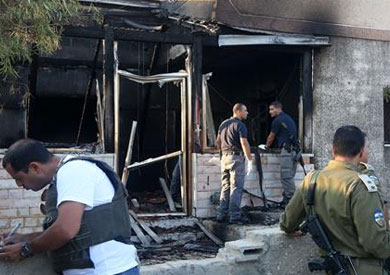 الحريق الذي أضرمه مستوطنون في منزل بالضفة الغربية المحتلة وأدى إلى مقتل طفل حرقا