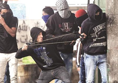فلسطينيون يواجهون قمع الاحتلال الإسرائيلي بالنبال .. أ ف ب