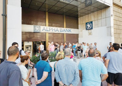 أموطنون يأملون أن تفتح أحد المصارف اليونانية أبوابها من أجل سحب النقود