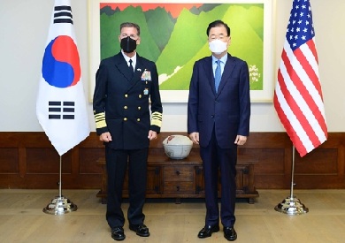 وزير الخارجية الكوري يلتقي قائد الأسطول الأمريكي
