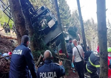 حادث سقوط عربة تليفريك في إيطاليا