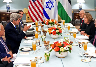 وزير الخارجية الأمريكي أقام حفل افطار رمضاني جمع عريقات وليفني