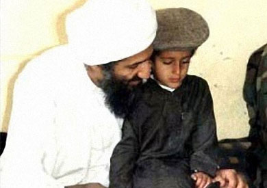أسامه بن لادن وسط عائلته