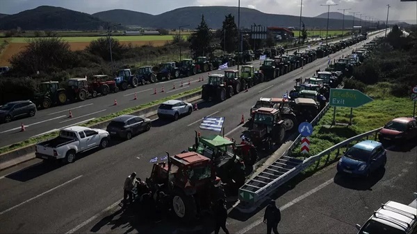 المزارعون في اليونان يبدأون تخفيف احتجاجاتهم وإعادة فتح الطرق 