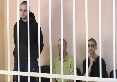 أيدن أسلين (يسار) وشون بينر (وسط) الى جانب المواطن المغربي إبراهيم سعدون