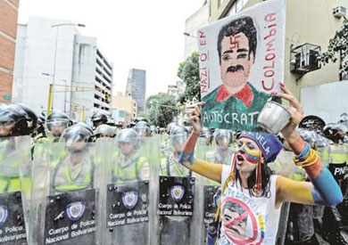 الشرطة الفنزيولية تحيط باحدى معارضات مادورو