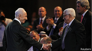 أثار لقاء عباس بيرس استياء من التنظيمات الفلسطينية