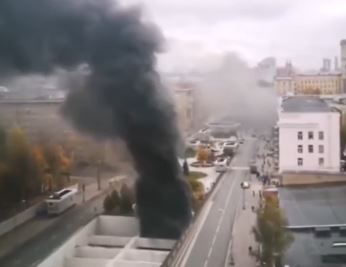 حريق هائل في حافلة ركاب داخل نفق بموسكو