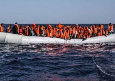 مهاجرون في قارب مطاطي قبالة السواحل الليبية