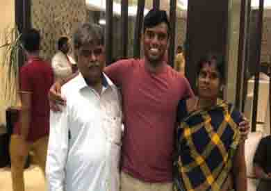 الهندي مع والديه