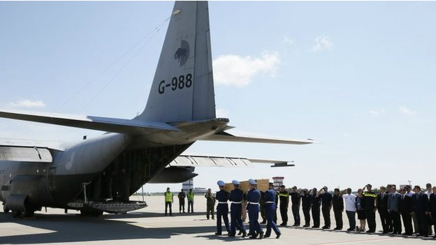 ستصل طائرتان أخريان تحملان جثامين الضحايا إلى قاعدة إيدنهوفين الجوية الخميس.