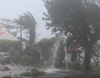 الإعصار لورينزو