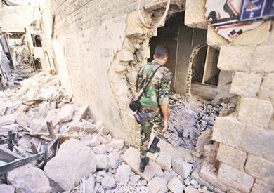 جندي سوري في احد المناطق المدمرة بمدينة حلب التي تشهد هدوءا منذ الهدنة