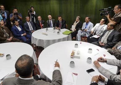 ما تزال محادثات السلام اليمنية، التي ترعاها الأمم المتحدة وتستضيفها الكويت، معلقة رغم موافقة الحوثيين وحلفائهم المشاركة فيها، وفق مصادر ديبلوماسية. يأتي ذلك وسط توقعات بإرجاءها مجددا.