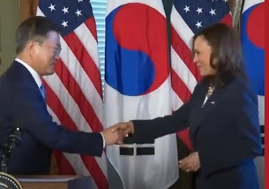 كاملا هاريس ورئيس كوريا الجنوبية