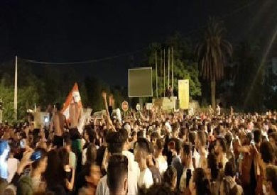 تونسيون يحتفلون بقرارات سعيد