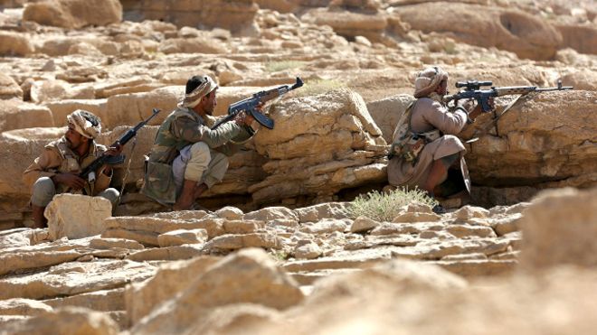 جنود موالون لهادي يتخذون مواقعهم في منطقة نهم قرب صنعاء.