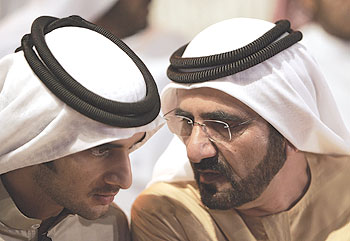 الشيخ محمد بن راشد مع نجله الراحل- أرشيفية