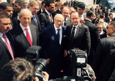 الرئيس التونسي قائد السبسي ونظيره الفرنسي فرانسوا أولاند خلال مشاركتهما في مسيرة دولية ضد الإرهاب بتونس