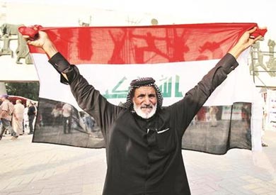 متظاهر عراقي أمام البوابة الخضراء