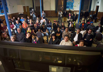لاجئون يستمعون لخطاب أوباما